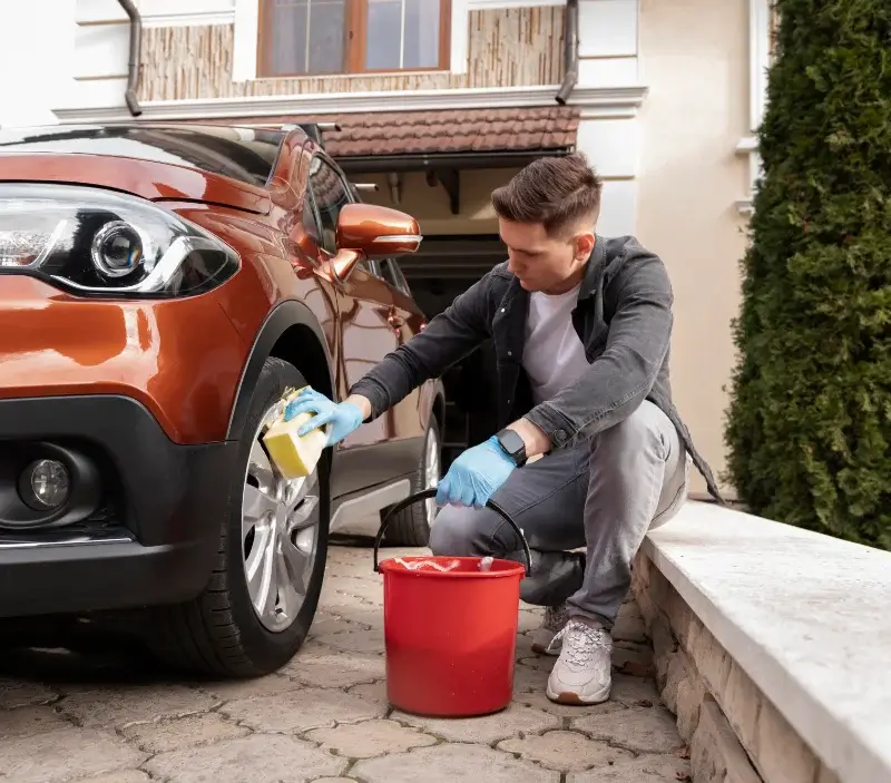 Lavage auto à domicile Orgères-en-Beauce : professionnel intervenant sur un véhicule